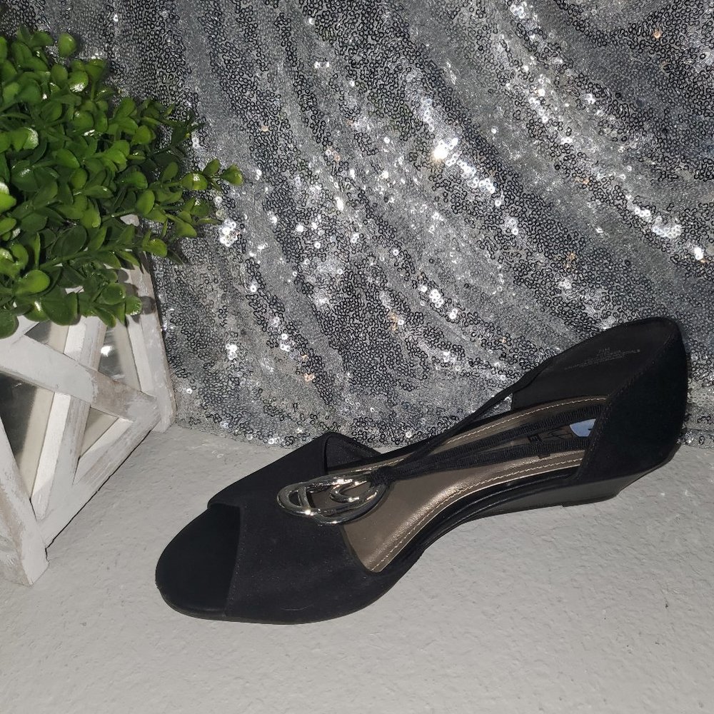 Black peep-toe mini heel